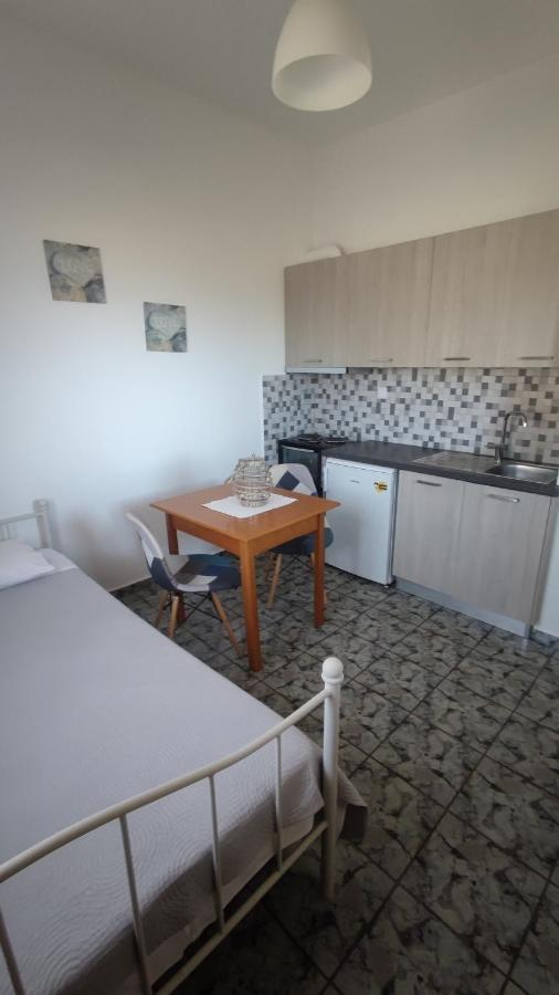 Appartement Tramonto Nel Delfini à Kini Extérieur photo